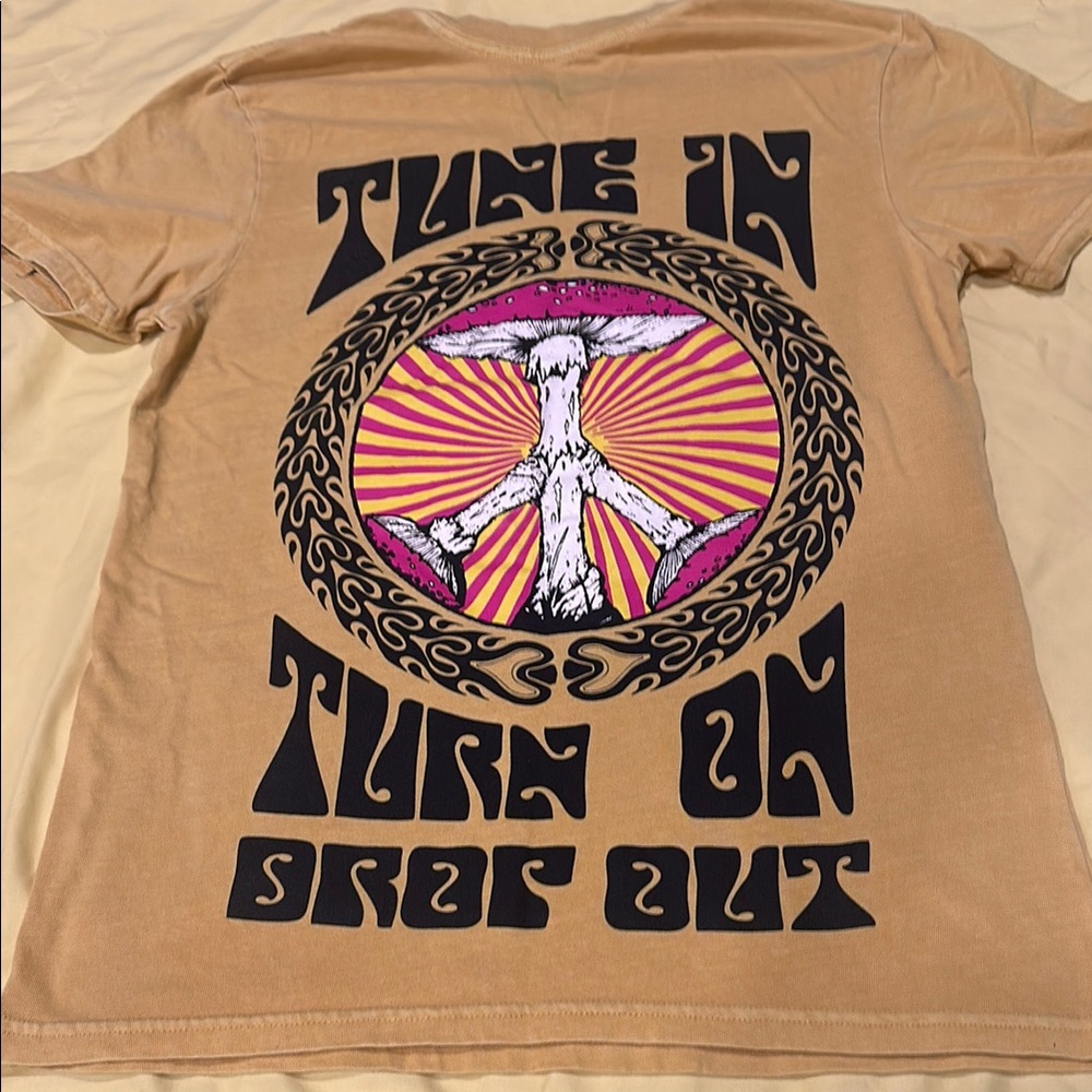 Altru Shrooms t-shirt small 🍄magic